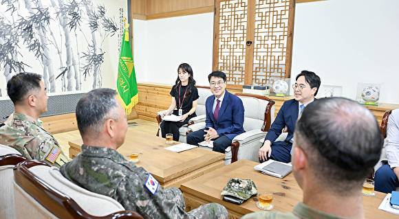 주한미군 제19지원사령관 진 H.박(Jin H.Pak) 준장 일행과 김정기 대구시장 권한대행 등이 환담을 나누고 있다 [사진=대구시]