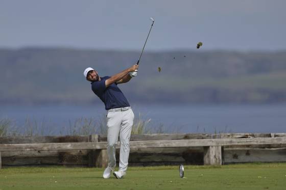 스코티 셰플러가 6번 홀에서 티샷하고 있다. AP=연합뉴스