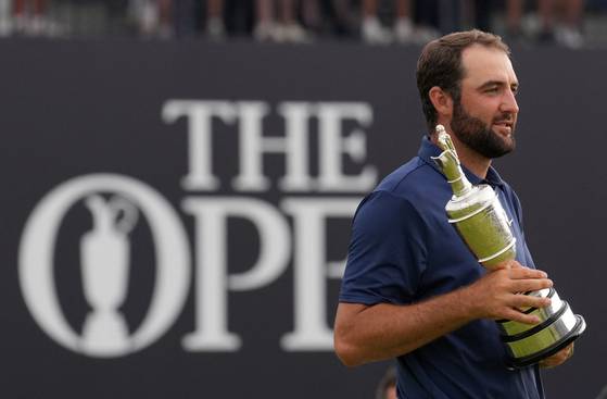 스코티 셰플러가 디 오픈 우승컵인 클라레저그를 들고 기뻐하고 있다. 로이터=연합뉴스