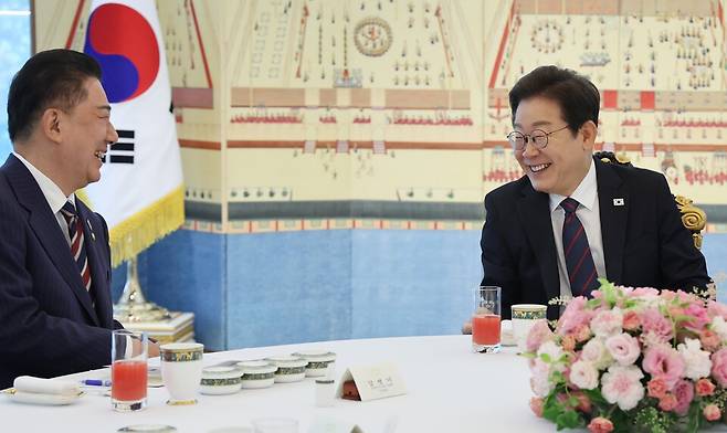 이재명 대통령이 지난 6월 22일 한남동 관저에서 열린 여야 지도부와의 오찬에서 김병기 더불어민주당 대표 직무대행 겸 원내대표와 대화하고 있다. [연합뉴스]