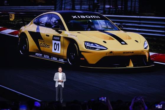 레이쥔 샤오미 CEO가 지난달 26일(현지시간) 신형 전기차 YU7을 선보이고 있다. EPA=연합뉴스