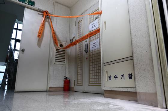 21일 인천에서 사제 총기를 발사해 가족을 숨지게 한 피의자의 주거지에 폴리스 라인이 설치돼 있다.   서울경찰청은 경찰특공대가 피의자의 서울 도봉구 쌍문동 주거지에서 시너와 타이머 등 사제 폭발물을 발견해 제거했다고 밝혔다. 연합뉴스