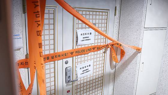 인천에서 사제 총기를 발사해 가족을 숨지게 한 피의자의 주거지에 21일 폴리스 라인이 설치돼 있다. 연합뉴스