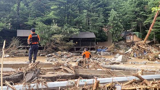 20일 산사태로 일가족 매몰 사고가 발생한 경기도 가평군 조종면 캠핑장 입구 계곡에 토사와 급류에 무너진 건물 잔해와 나무 더미가 쌓여있다. 가평=전율 기자