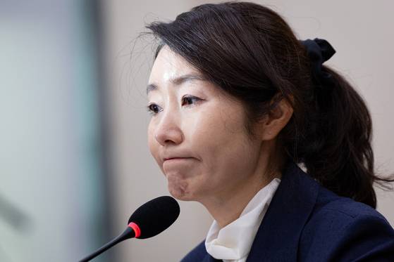 강선우 여성가족부 장관 후보자가 14일 서울 여의도 국회에서 열린 인사청문회에 출석해 의원 질의를 경청하고 굳은 표정을 짓고 있다. 뉴스1