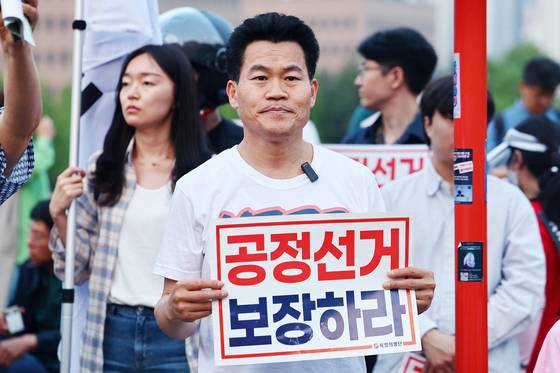전 한국사 강사 전한길 씨가 5월 30일 경기도 과천시 중앙선거관리위원회 앞에서 열린 사전투표 폐지 및 공정선거 보장 촉구 집회에 참석하고 있다. 연합뉴스
