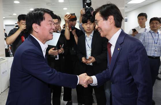 국민의힘 안철수 의원(왼쪽)이 21일 국회 소통관에서 현안 관련 기자회견을 마치고 나서다 당대표 출마 선언을 위해 소통관을 찾은 조경태 의원과 인사하고 있다. 임현동 기자
