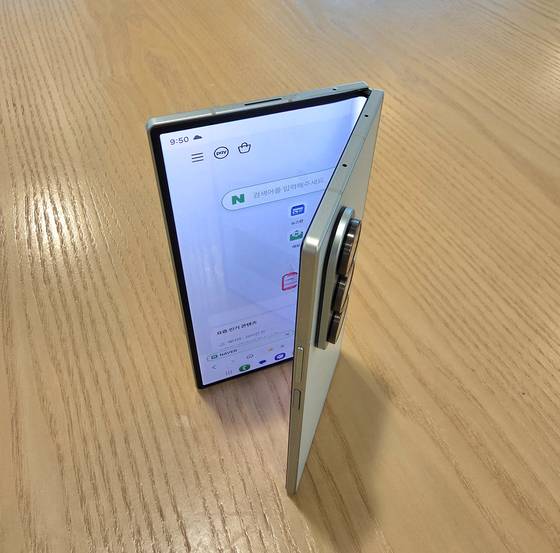 삼성전자가 지난 9일 공개한 ‘갤럭시 Z 폴드 7’의 모습. 접은 두께 8.9㎜, 펼친 두께 4.2㎜의 초슬림 외관이 두드러진다. 이가람 기자