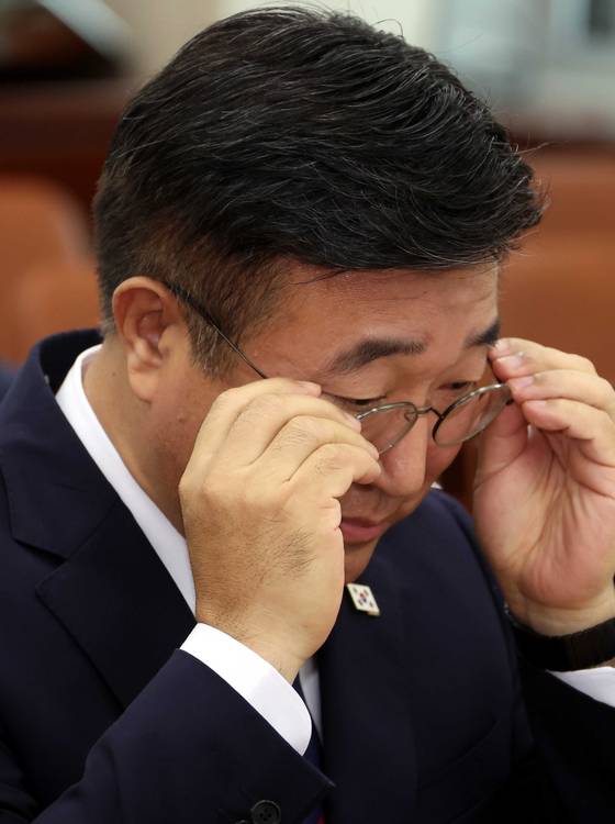 윤호중 행정안전부 장관 후보자가 18일 국회에서 열린 인사청문회에서 의원들의 질의에 곤혹스러워하고 있다. [뉴시스]