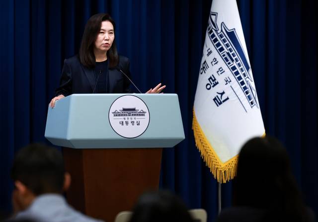 ▲ 강유정 대통령실 대변인이 21일 서울 용산 대통령실 청사에서 현안 브리핑을 마친 뒤 취재진 질문에 답하고 있다. 연합뉴스