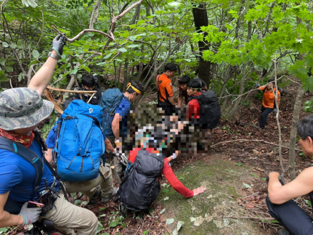 ▲ 지난 20일 오후 5시 55분쯤 인제군 북면 소승폭포 인근 비법정탐방로에서 60대 A씨가 등반을 하던 중 3m 아래로 추락해 허리에 부상을 입었다. 강원소방본부 제공