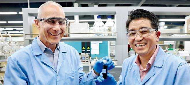 문지 바웬디 미국 매사추세츠공과대(MIT) 화학과 교수(왼쪽)는 서울대 관악캠퍼스 제2공학관 실험실에서 “세상의 수많은 기술은 결국 사물의 본질을 이해하려는 과학자의 호기심에서 시작됐다”고 말했다. 바웬디 교수와 현택환 서울대 화학생물공학부 석좌교수가 시료가 담긴 병을 들어 보이고 있다.  김범준 기자