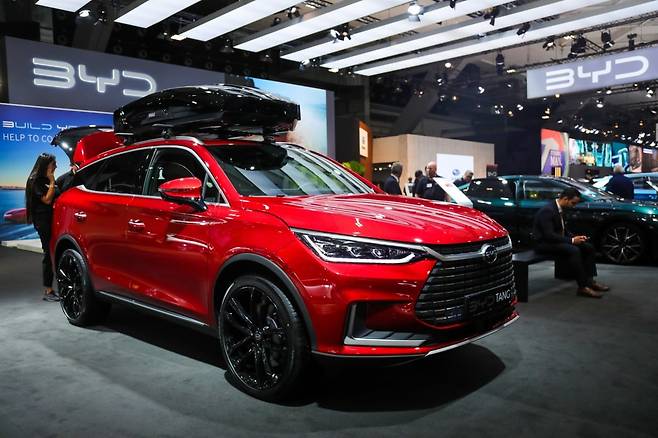 2023년 1월 13일 벨기에 브뤼셀에서 열린 브뤼셀 모터쇼에서 관람객들이 BYD 전기차를 살펴보고 있다. 사진=신화·연합뉴스