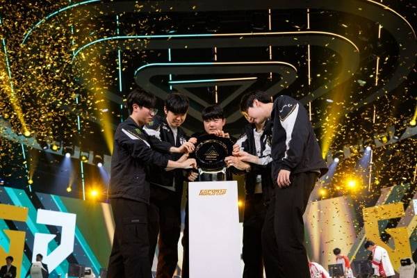 지난 20일 EWC LoL 결승전에서 승리 후 기뻐하고 있는 젠지 e스포츠 선수단의 모습 (EWC 제공)