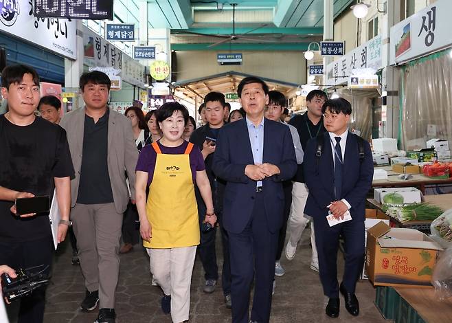 구윤철 경제부총리 겸 기획재정부 장관이 21일 소비쿠폰 시행 점검을 위해 충남 공주 산성시장을 방문해 둘러보고 있다. 연합뉴스