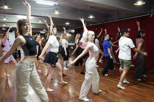 해외 대학생이 부산 금정구의 한 댄스 연습실에서 K팝 댄스를 배우고 있다./사진=연합뉴스