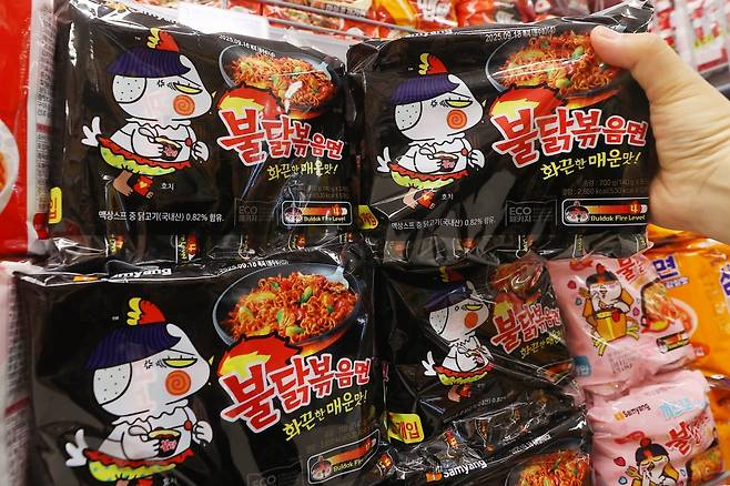 마트에서 판매되고 있는 삼양식품의 불닭볶음면/사진=연합뉴스