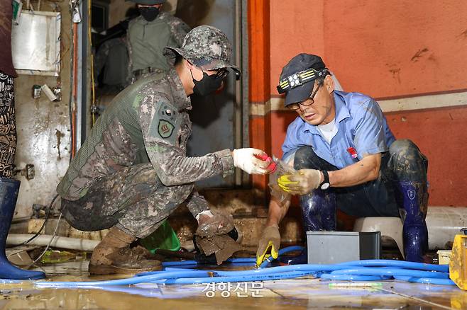 육군 제31사단 장병들이 지난 20일 광주광역시 북구 신안동 일대 침수 피해를 입은 상가 와 주택에서 수해 복구 작업을 지원하고 있다. 육군 제공
