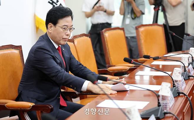 송언석 국민의힘 비상대책위원장 겸 원내대표가 21일 국회에서 열린 비상대책위원회의에 입장해 무거운 표정을 짓고 있다. 박민규 선임기자