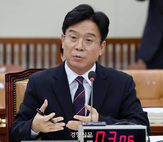 김영훈 노동부장관 후보가 16일 국회 환노위에서 열린 인사청문회에서 조지연 국민의힘 의원의 주적 질문에 대답하고 있다. 박민규 선임기자