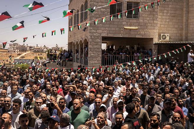 미국과 팔레스타인 이중국적자 사이풀라 카림 무살렛의 장례식이 열린 지난 13일(현지시간), 서안지구 알마즈라아 알샤르키야 마을에 조문객들이 모이고 있다. AFP연합뉴스