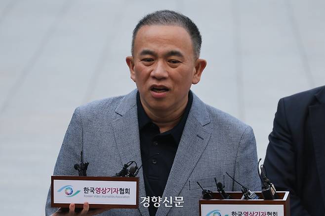 명태균씨가 윤석열 전 대통령 부부와 옛 여권 정치인 다수가 연루된 공천 개입·여론조사 의혹 관련 조사를 받기 위해 지난 4월29일 서울 서초구 서울고검으로 출석하며 취재진 질문에 답하고 있다. 성동훈 기자