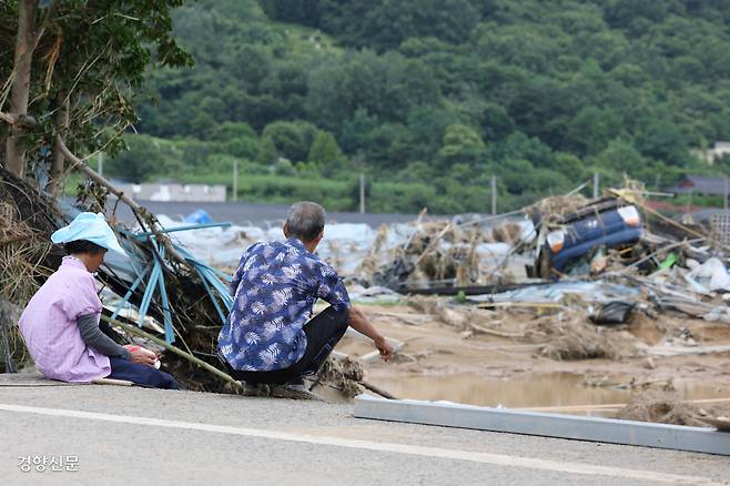 망연자실 집중호우로 큰 피해를 입은 경남 산청군 청현마을에서 21일 주민들이 폭우로 내려앉은 비닐하우스와 축사 등을 망연히 바라보고 있다. 산청 | 한수빈 기자 subinhann@kyunghyang.com
