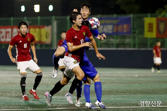 서울 영등포공고 오윤택이 21일 충북 제천축구센터에서 열린 제58회 대통령 금배 전국고교축구대회 16강 서울 상문고와의 경기에서 볼경합을 하고 있다. 제천 l 문재원 기자