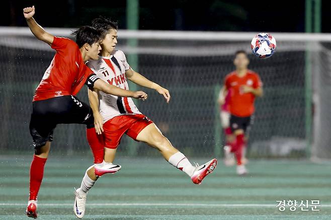 경기 용호고 권하람이 21일 충북 제천축구센터에서 열린 제58회 대통령 금배 전국고교축구대회 16강 경기 FC광명시민U18과의 경기에서 돌파하고 있다. 제천 l 문재원 기자