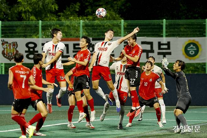 경기 용호고 박종하가 21일 충북 제천축구센터에서 열린 제58회 대통령 금배 전국고교축구대회 16강 경기 FC광명시민U18과의 경기에서 헤더슛하고 있다.  제천 l 문재원 기자