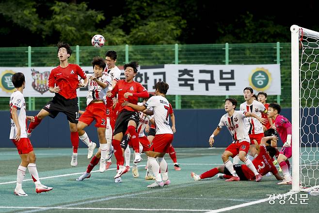 경기 FC광명시민U18 이21일 충북 제천축구센터에서 열린 제58회 대통령 금배 전국고교축구대회 16강 경기 용호고와의 경기에서 볼경합을 하고 있다. 제천 l 문재원 기자