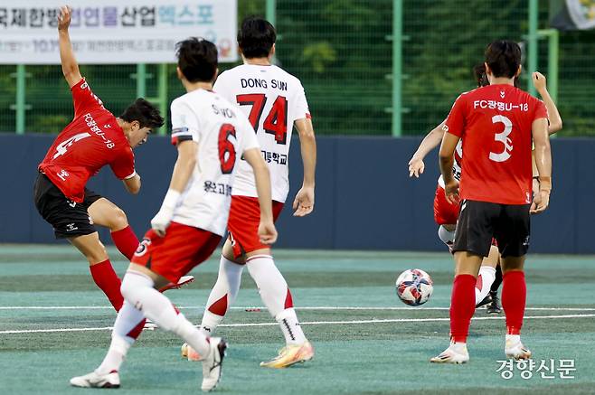 경기 FC광명시민U18 이준한이 21일 충북 제천축구센터에서 열린 제58회 대통령 금배 전국고교축구대회 16강 경기 용호고와의 경기에서 슛팅하고 있다. 제천 l 문재원 기자