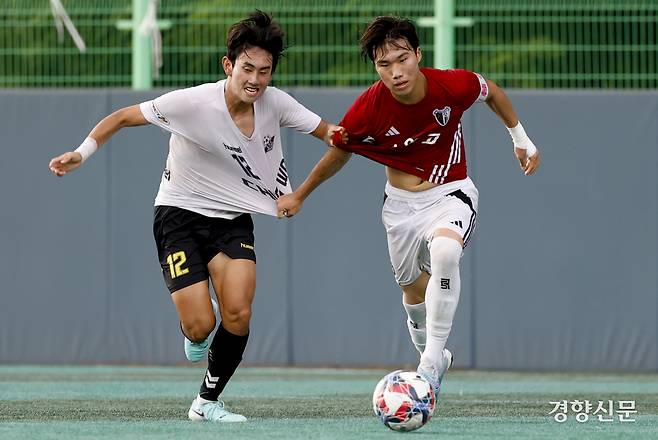 충북충주충원고 김민석이 21일 충북 제천축구센터에서 열린 제58회 대통령 금배 전국고교축구대회 16강 서울 보인고와의 경기에서 돌파하고 있다. 제천 l 문재원 기자