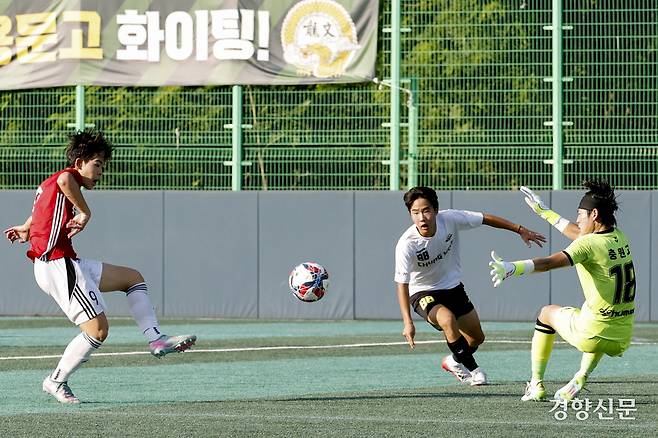 서울 보인고 전민후가 21일 충북 제천축구센터에서 열린 제58회 대통령 금배 전국고교축구대회 16강 충북충주충원고와의 경기에서 슛팅하고 있다.  제천 l 문재원 기자