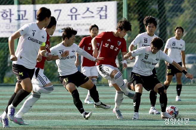 서울 보인고 전민후가 21일 충북 제천축구센터에서 열린 제58회 대통령 금배 전국고교축구대회 16강 충북충주충원고와의 경기에서 볼경합을 하고 있다. 제천 l 문재원 기자