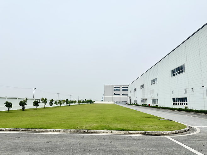 Choi Jong-hoon (center), general director of LS Electric Vietnam, inspects the Power system panel assembly line at LS Electric’s Bac Ninh plant, east of Hanoi, Vietnam, on July 16. (Byun Hye-jin/The Korea Herald)
