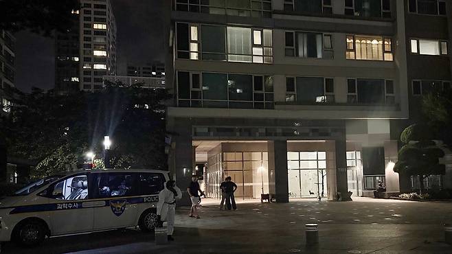 Police authorities investigate the apartment building in Yeonsu District, Incheon, on July 21 where a father shot his son a day earlier. [NEWS1]