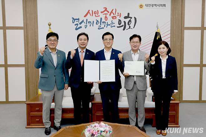 충남도의회 행정통합 특별위원회 신영호 위원장(왼쪽 두번째)은 21일 양경모 의원(맨 왼쪽)과 함께 대전시의회를 방문해 조원휘 의장(가운데)과 대전시의회 행정통합특별위원회 이재경 위원장(오른쪽 두번째)을 접견하고, 충남·대전 행정통합과 관련한 공식 서한문을 전달했다.&nbsp;