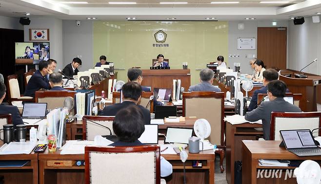 충남도의회 교육위원회는 21일 열린 제360회 임시회 제3차 회의에서 14개 교육지원청의 2025년도 주요업무 추진 상황을 청취했다.&nbsp;