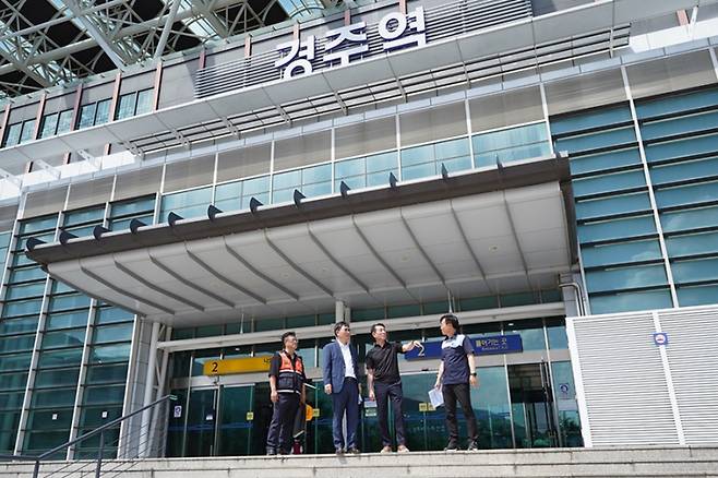 지난 2일 경주역에서 ‘2025 APEC 정상회의’ 준비상황을 점검하는 한문희 코레일 사장(오른쪽 두번째). 코레일&nbsp;
