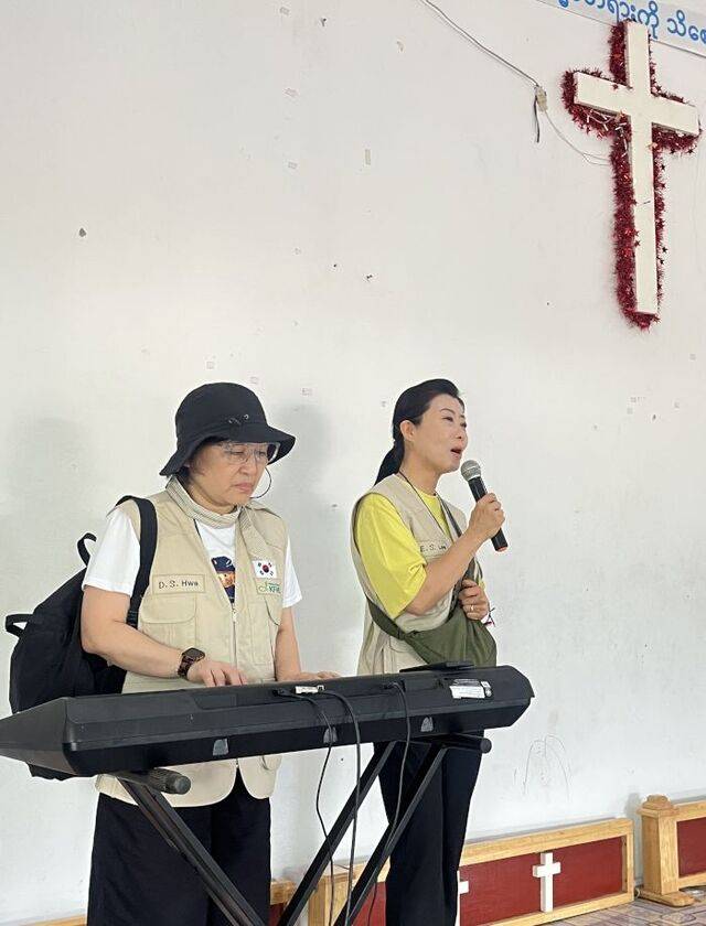 지난 15일 미얀마 접경지역인 태국 매솟의 맥컨켄 난민학교에서 경북 경산 은혜로교회의 화덕신(사진 왼쪽) 사모의 피아노 연주에 맞춰 이은숙 진량제일교회 사모가 찬양하고 있다.
