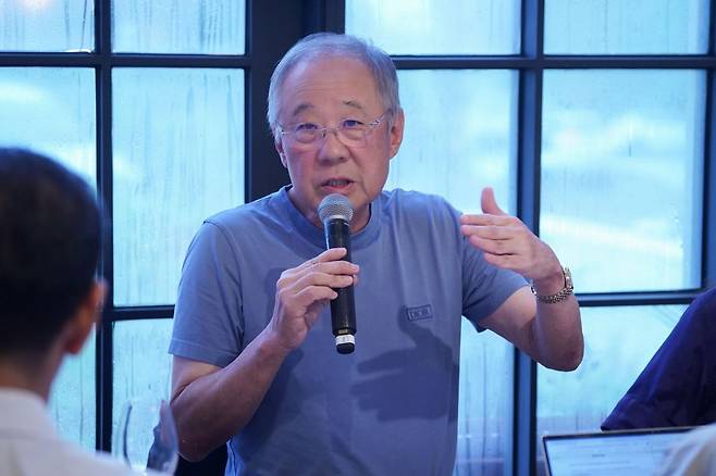 류진 한경협 회장이 지난 18일 제주 서귀포시의 한 식당에서 열린 ‘2025 한경협 CEO 제주하계포럼' 기자간담회에서 발언하고 있다. 한국경제인협회 제공