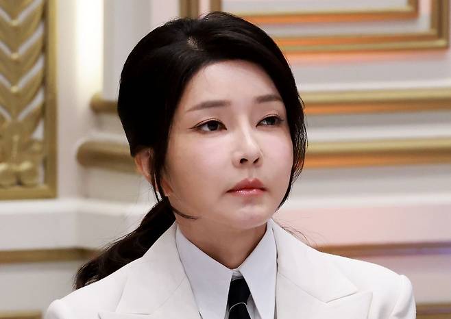 윤석열 전 대통령 부인 김건희 여사가 2024년 9월13일 청와대 영빈관에서 열린 '2024 파리 패럴림픽 선수단 격려 오찬'에서 영상을 시청하고 있다. 뉴시스