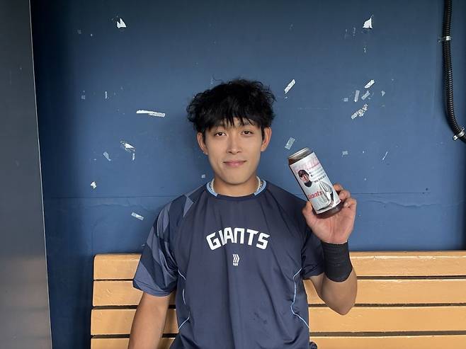 황성빈이 잠실구장 더그아웃에서 임훈 롯데 코치의 생일 기념 음료를 들고 포즈를 취하고 있다. 최원준 기자