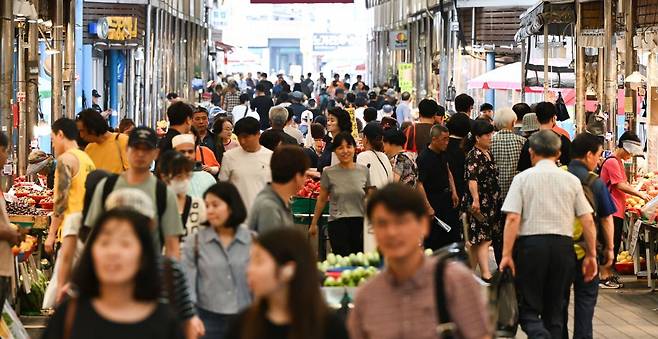 지난 7월 6일 동대문구 청량리농수산물시장에서 장을 보는 시민들의 모습. 윤웅 기자
