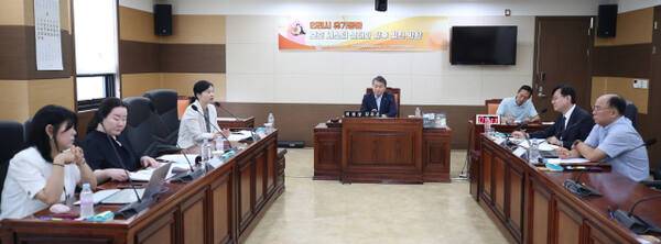 지난 18일 시의회 산업경제위원회 회의실에서 김유곤 시의회 산업경제위원장 주재 하에 ‘인천 유기동물 보호시스템 실태와 향후 발전방향 좌담회’가 열리고 있다. 인천시의회 제공