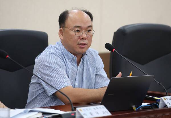 오이세 ㈔인천시수의사회 이사가 ‘인천 유기동물 보호시스템 실태와 향후 발전방향 좌담회’에서 직영보호소 설립 등을 제안하고 있다. 인천시의회 제공