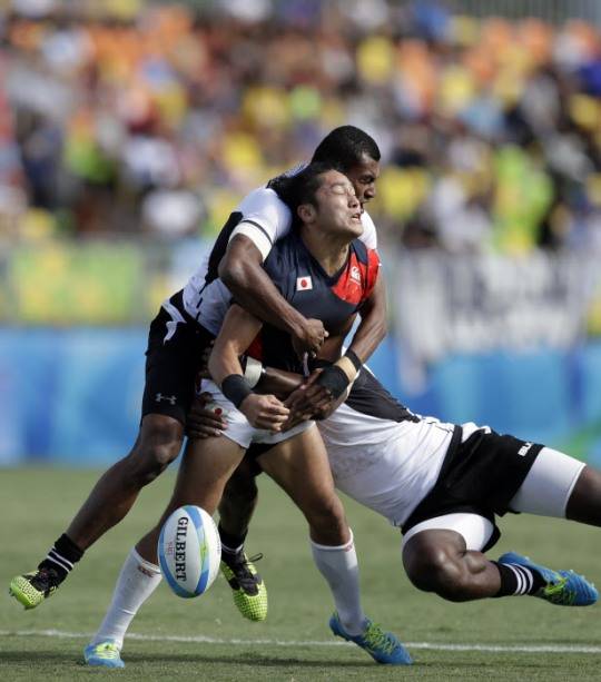 2016 리우올림픽 남자 럭비 결승전에서 피지는 럭비 종주국 영국에 43-7로 대승을 거두고 올림픽 사상 첫 금메달을 획득했다. 사진은 피지 선수들이 일본 선수를 수비로 막는 모습. [AP=연합뉴스 자료사진]