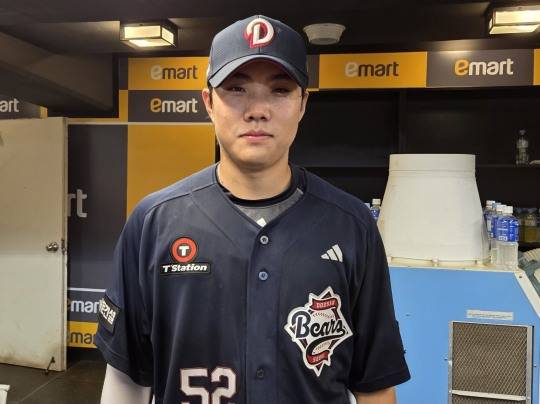 인터뷰하는 두산 신인 내야수 박준순. 사진[연합뉴스]