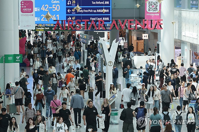지난 6일 붐비는 인천국제공항 1터미널 면세점. 2025.7.6 [사진 = 연합뉴스]